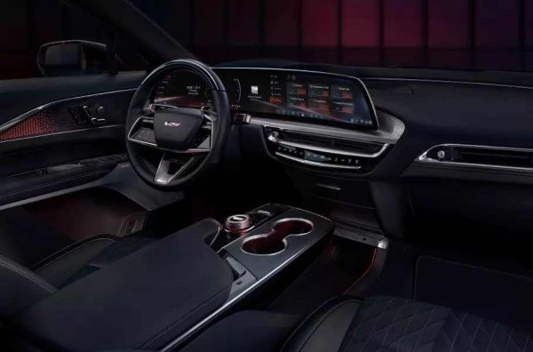 Още в базовото оборудване се предлагат панорамен покрив, акустика AKG Studio с 23 високоговорителя, 33-инчов монитор, прожекционен екран с разширена реалност, предни седалки с подобрена странична опора и автопилот Super Cruise.

Натискането на бутона V на волана дава достъп до необходимите настройки на мощността и лънч контрола. Двата електромотора произвеждат общо 624 конски сили и 880 Нм, а капацитетът на батерията е 102 киловатчаса. Зареждането от 10 до 80 процента отнема 41 мин. Обещаният пробег е 459 км.

