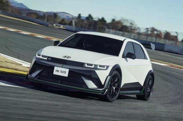 Електрическият хечбек получи специална версия, разработена в партньорство с "краля на дрифта" Кейчи Цучия. Буквите DK означават Drift King. Новият модел се различава от оригиналния по това, че има преработено шаси и бодикит, заимствани от концепта NPX1. Сега колата се управлява по-добре, но задвижването е стандартно.

Двата електромотора развиват общо 609 к.с. с краткосрочно увеличение на мощността до 650, а капацитетът на батерията е 84 киловатчаса. Електрониката създава илюзията за работеща скоростна кутия и съединител, а също така предава звука на двигател с вътрешно горене в интериора и навън. 
