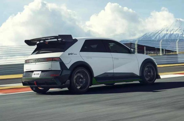 С помощта на прочутия дрифтър е създаден пакет от части за подобряване представянето на електрическия автомобил на пистата. Пакетът включва например ковани джанти с диаметър 21 инча, които тежат с 10,6 кг по-малко от стандартния комплект и имат специални прорези, които предпазват гумата от приплъзване при сериозни натоварвания. Стандартните спирачки са заменени с подсилени, като имат дуралуминиеви шестбутални апарати и 54% по-голяма работна повърхност на накладките.

Окачването използва къси пружини H&R (минус 15 мм). Най-новите аеродинамични елементи са направени от въглеродни влакна - сплитер отпред, спойлер и дифузьор отзад. Заедно те осигуряват допълнителни 93 кк притискаща сила при скорост от 140 км/ч. Продажбите ще започнат тази година, но засега електрическият автомобил ще се предлага само в Япония и Южна Корея.