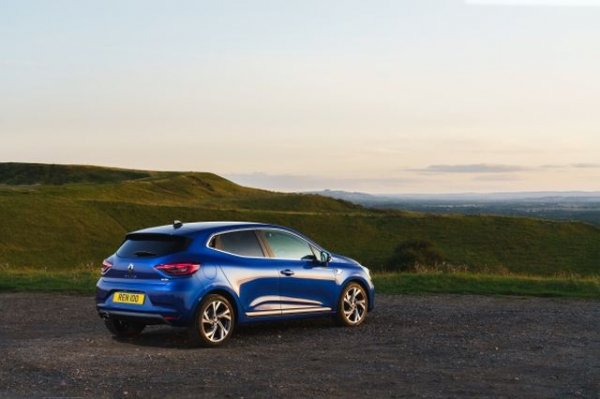 Патриотичен избор от страна на словенците, защото Clio (3 031 бройки) всъщност се сглобява тук, в Ново место. В шестицата на най-продаваните са също Renault Captur, VW Golf, Skoda Octavia, Dacia Duster и Nissan Qashqai. 
 