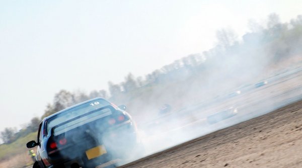 Всеки производител си има свое съкращение - ESC, VSC, DSC, ESP (Electronic/ Vehicle/ Dynamyc Stability Control, Electronic Stability Program). Това е онази технология, която се грижи колата да не изгуби сцепление в най-неподходящия момент. В различните коли обаче системата работи по различен начин. В някои приложения тя автоматично активира спирачките, за да стабилизира колата, а в други деактивира свещите, за да намали принудително скоростта и да върне контрола в ръцете на шофьора. Или пък прави и двете. 
