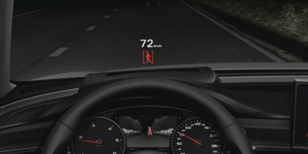 Тази технология автомобилните произодители заимстват от авиацията. Информацията от навигационната система, скоростомера и най-важните показатели на двигателя се изобразява директно върху челното стъкло. Данните се проектират точно пред погледа на шофьора, който вече няма никакво основание да се оправдава на пътните полицаи, че се е разсеял и не е знаел с колко се движи.
 