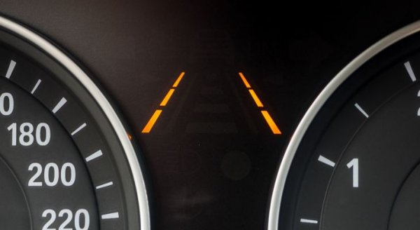 Камери, монтирани от двете страни на колата, следят пътната маркировка. В случай че тя е непрекъсната и колата тръгва да я пресича, системата подсеща водача със звуков сигнал, а в някои случаи и с вибриране във волана, за да го подтикне да се върне в своята лента.
