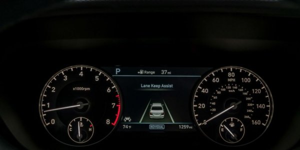 Надграждайки към сигнализацията от LDW системата, колата ви може не само да разчита пътната маркировка, но и нежно да ви вкара в правия и безопасен път. Затова се грижи технологията LKA или Lane Keep Assist. На практика снабденият с нея автомобил може спокойно да завива сам, стига маркировката да е достатъчно ясна. Но междувременно ще ви сигнализира все по-тревожно да поемете обратно управлението. 
  