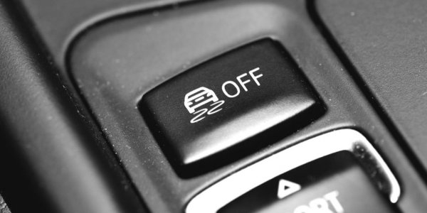 TCS е много близо до системите за електронна стабилизация, тъй като отново се грижи за сцеплението и стабилността на вашия автомобил, намесвайки се в работата на двигателя. Технологията следи за скоростта на всяко отделно колело и по този начин разбира кое от тях има най-ниско сцепление.
  