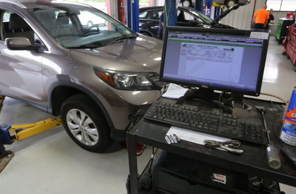 С това означение най-често свързваме буксата, която е скрита някъде в интериора на колата, и в която се включва компютърен четец, за да провери всички електронни системи за грешки и проблеми. Ако отидете в някой сервиз и помолите механиците да направят компютърна диагностика на автомобила ви, те ще използват именно стандартизираната OBD букса. Можете да го направите и сами, ако имате нужния софтуер. Продават се най-различни джаджи, които обещават това, но далеч не всички работят гладко и надеждно. 
