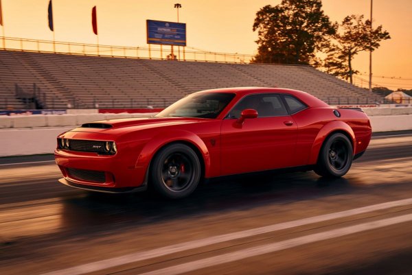 Цена: от $ 100 000, ускорение от 0 до 100 км/ч за 2,3 сек. Dodge Demon е масълкар, считан за серийния автомобил, който ускорява като никой друг в света. Държи рекорда на Гинес като единствената серийна кола, способна при потегляне да откъсне предните си колела от земята, изминавайки 89 см. В зависимост от оборудването и използваното гориво, неговият 6,2-литров V8 компресорен двигател може да произвежда от 800 до 840 к.с., давайки на колата умопомрачително ускорение. И всички тези показатели са най-добрите от гледна точка на скоростните характеристики за шестцифрена цена.