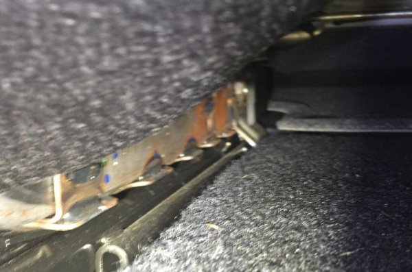 Най-добрият начин да разберете коя кола е била наводнена и почистена след това, е да започнете огледа със седалките. Най-информативни са техните релси. Съвсем естествено е те да са добре почистени и смазани, но болтовете, с които релсите са захванати за купето, обикновено имат декоративни пластмасови капачки. Те често задържат вода, така че ако махнете капачката с помощта на малка отвертка и вътре откриете влага или повърхностна ръжда по главата на болта, отговорът е пред вас.
