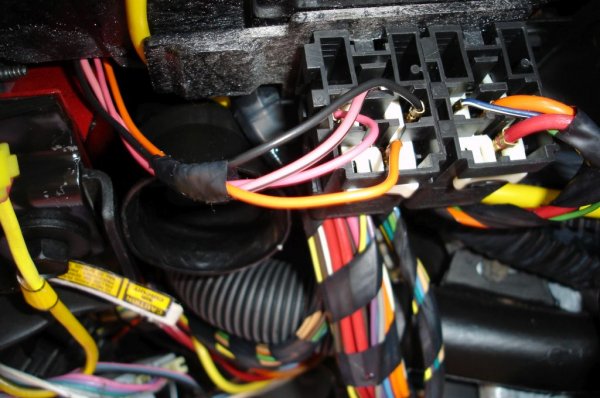 За да сте още по-сигурни, докато сте там долу, погледнете и под таблото. Може да ви се наложи да разглобите с пръсти малко пластмасово капаче, за да откриете под него серия от конектори и кабели. Търговците едва ли биха стигнали чак дотам в почистването, така че по буксите е възможно да има влага, кал и други замърсявания. Освен това самите конектори на буксите са доста податливи на корозия, така че ако откриете такава, колата почти със сигурност е била пострадала в наводнение.
 