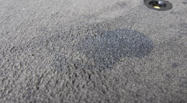 Друг ключ към загадката може да се крие в мокета. В повечето случаи търговците биха си поиграли най-малкото да го почистят, но влагата ще остане дни наред, така че опипайте го добре. Ако ситуацията е била по-лоша от очакваното, мокетът може да е бил подменен. Ако той ви се струва твърде нов или твърде чист за годините и състоянието на автомобила, имайте едно наум. Разгледайте и скритите ъгълчета, където мокетът би трябвало да е легнал върху пода на колата плътно. Ако това не е така, той най-вероятно е бил сменен с нов, за да ви заблуди. Има и много други начини да сте сигурни, че колата не е била жертва на наводнение, но повечето търговци биха се изплашили и биха ви спрели още на капачките на болтовете.
