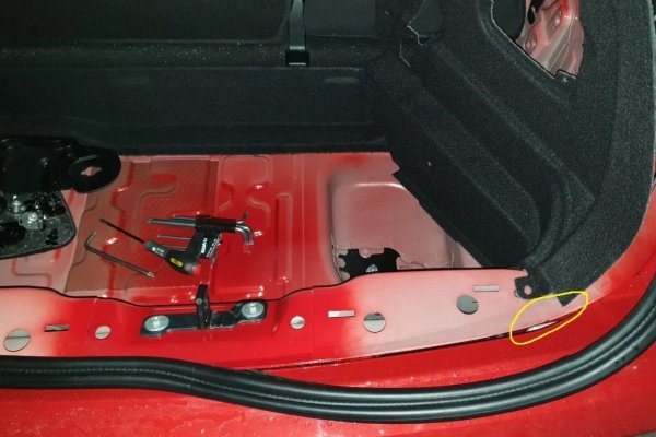 Същата история като с мокета в купето: и оттук влагата много трудно си тръгва, щом веднъж е влязла. Повдигнете килимчето, с което е застлан багажникът, и огледайте добре отдолу. Подушете дали не се усеща характерният аромат на мухъл и плесен. 
