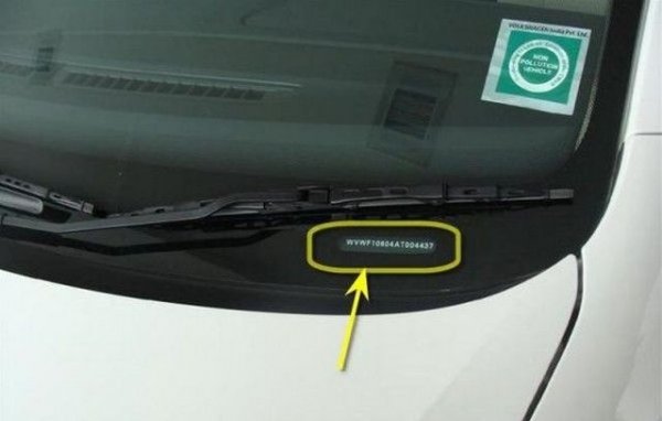 Ако липсват изобличителни белези или не сте сигурни как да ги тълкувате, най-добрият вариант е да проверите историята на колата с помощта на нейния VIN номер. Почти всички официални представителства предлагат тази услуга - безплатно или срещу скромна сума. Така ще знаете не само дали първият собственик не я е карал в сервиза за оглед след наводнение, но и какви други ремонти е извършвал, дали е претърпявал удари и какъв е реалният пробег на автомобила (често ни се е случвало при кола, предлагана у нас с официален пробег 110 000 км, проверката да покаже, че преди 7-8 години вече е била прехвърлила 200 000 км). 
