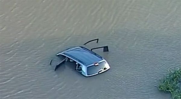 Проучването на историята на автомобила и на местата, където той е бил използван, може да ви даде отговор на този най-ключов въпрос. 
В крайна сметка наводняването невинаги е фатално и е възможно подобен автомобил да се ремонтира адекватно. Но дори продавачът почтено да е обявил истинските факти, е добре да установите дали колата е била потопена в солена или сладка вода. Много специалисти биха ви казали, че един наводнен със солена вода автомобил никога не може да бъде ремонтиран напълно и покупката на такъв трябва да се избягва на всяка цена.
   