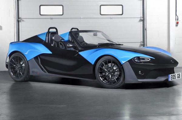 Британският производител на спортни автомобили Zenos, основан от бивши ръководители на Caterham, също не е сред харесваните от бившия водещ на Top Gear. Джеръми Кларксън има много конкретни претенции към модела E10. 

„Звукът на ауспуха е невероятен, но можете да го харесате само за минута, а след това не е толкова забавно. Всичко, което можете да чуете, е байпасната клапа, която звучи като дебел човек, който вика водопроводчиците, за да почистят последствията от особено голяма вечеря “, пише Кларксън за този спортен автомобил.