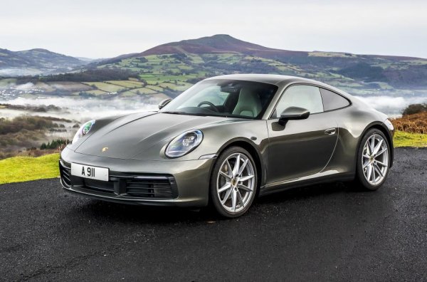 Кларксън има сложни отношения с 911, но обективни причини за това няма. Журналистът многократно е признавал, че просто не харесва спортните автомобили на Porsche със задно разположен двигател и саркастично ги нарече &bdquo;възвишени аналози на Volkswagen Beetle&ldquo;. 

Въпреки това, някои версии на 911 бяха похвалени от Кларксън. Porsche 911 GT2 RS, например, беше наречена &bdquo;брилянтна спортна кола&ldquo;. 