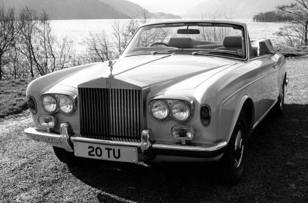 Джеръми Кларксън се пошегува за ненадеждността на Corniche и заяви, че Rolls-Royce не трябва да се гордее с ръчно изработената кола. &bdquo;Това е просто още един начин да предупредим, че вратите на Corniche могат да паднат&ldquo;, написа той.

Между другото &ndash; Джеймс Мей, който партнира на Кларксън в Top Gear и Gtand Tour, притежаваше Corniche от 1972 г. Оказа се обаче, че водещият има алергия към кожените седалки на автомобила и трябваше да го продаде