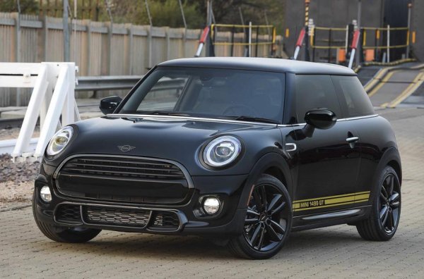 През 2018 г. Джеръми Кларксън започна статията си за MINI 1499 GT с фразата: &bdquo;Момчета, нека оставим тази кола в канализацията в Италия&ldquo;. В текста той нарича хечбека &bdquo;неудобен и просто ужасен" и шеговито сравнява мощността на 3-цилиндрония 1.5 турбо-двигател с кухненски блендер. 

&bdquo;Ускорението от място до 100 километра в час отнема повече от десет секунди, което е невероятно бързо, ако живеете през 1928 г., но много, много скромно за нашето време&ldquo;, казва Кларксън. 