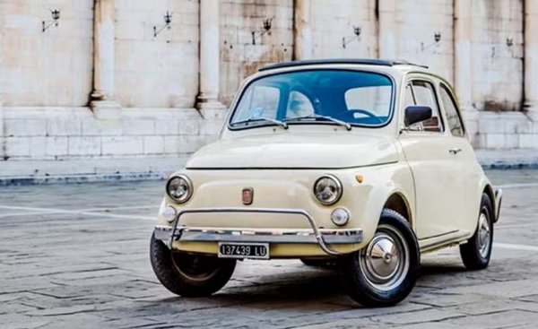Тук говорим за първото поколение на симпатичния дребосък, което остана в производство от 1957 чак до 1975 (или второто поколение, ако смятате и предвоенния 500 Topolino). С двуцилиндров двигател, половин литър работен обем и едва 13 конски сили мощност, това бе идеалното превозно средство за възстановяващата се от войната Италия и за тесните улици на старинните италиански градове. Освен това бе необикновено просто устроено, ремонтираше се само с базов комплект инструменти, и не харчеше много гориво. 
