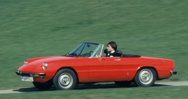 Не са много автомобилите, които са оцелели без съществени промени на пазара в продължение на три десетилетия. И нито един от тях не е бил особено ненадежден, естествено. Не че всичко е направено за вечността - това все пак е Alfa Romeo. Но двигателите са солидни, и при грижовна поддръжка Spider може наистина да е дълговечна класика. 

