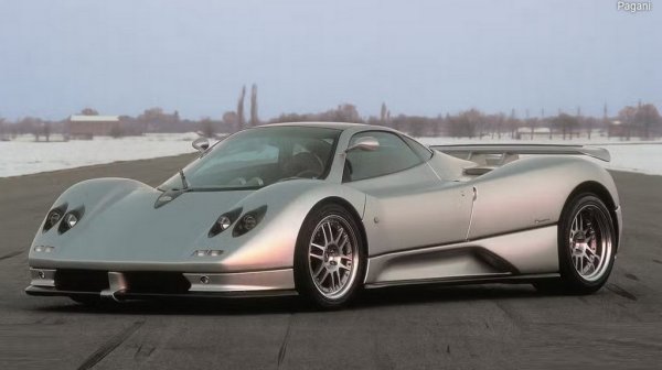 Осъзнаваме, че това не е много практичен съвет: че една от най-надеждните и спестяващи излишни разходи италиански машини е... колекционерска хиперкола. Но фактите са си факти: Орацио Пагани е пословичен с вниманието си към детайла, от Zonda са направени едва 140 бройки, а двигателят е проверен V12 от Mercedes-AMG. 



