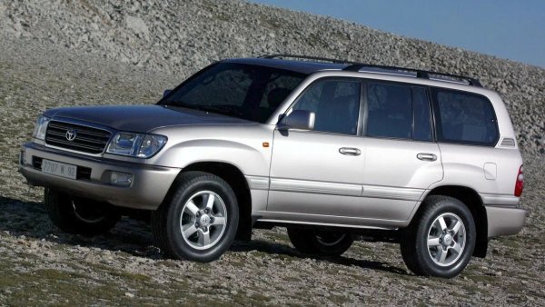 Години на производство: 1990&ndash;досега

Монтира се на: Toyota Land Cruiser 70, Land Cruiser 100, Coaster

Атмосферният 4,2-литров дизел Toyota 1HZ все още се произвежда, въпреки че се появява още през 1990 г. Двигателят има чугунени блок и цилиндрова глава, прост механичен горивонагнетателен апарат с вихрокамерен впръскващ процес и няма турбокомпресор, хидравлични повдигачи или сложна електроника.

Мощността от 129&ndash;131 к.с. не натоварва прекомерно механичните компоненти, а конструктивната простота позволява на двигателя да работи нормално дори с гориво с по-ниско качество. При елементарен контрол на охладителната система и навременна смяна на маслото 1HZ може да достигне ресурс до 1 милион километра.
