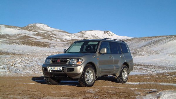 Години на производство: 1986&ndash;2024

Монтира се на: Mitsubishi L200, Pajero, Pajero Sport, Delica

Конструкцията на 2,5-литровия дизел Mitsubishi 4D56 се оказва толкова успешна, че именно той става основа за корейските двигатели Hyundai D4BA, D4BF и D4BH. Агрегатът се появява още в средата на 80-те като прост атмосферен дизел с механичен горивонагнетателен апарат, но през годините преминава през множество модернизации.

По-късно 4D56 получава Common Rail система и турбокомпресори с променлива геометрия, благодарение на което мощността му нараства от 74 до 178 к.с. През десетилетията сервизите изучават двигателя в детайли, а при качествено гориво и нормална поддръжка ресурсът му надхвърля 400 хил. км. Оригиналният турбокомпресор може да издържи около 300 000 км.
