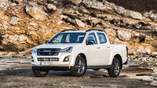 Години на производство: 2004&mdash;досега

Монтира се на: Isuzu D-Max, MU-X, Mazda BT-50

При 3,0-литровия дизел Isuzu 4JJ1 неизправностите са свързани главно с горивната апаратура и системите за контрол на емисиите, които са чувствителни към качеството на дизеловото гориво. EGR клапанът постепенно се запълва със сажди, а при версиите с филтър за твърди частици допълнителен проблем може да бъде неговата работа. При голям пробег понякога започват да текат семеринги на коляновия вал и може да се разтегне веригата.

Основната конструктивна особеност на този двигател е сложният комбиниран ангренажен механизъм. Той се състои от система от зъбни колела с междинни валове, между които има и едноредова верига. В останалата си част 4JJ1 е сравнително консервативен двигател, като използва Common Rail горивна система на Denso и турбокомпресор с променлива геометрия. В зависимост от версията мощността достига до 177 к.с.
