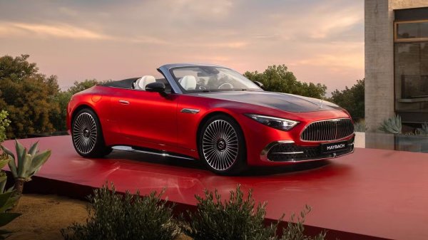 Въпреки че 224 900 долара определено е доста висока цена за кола, това е само с около 38 000 долара повече от обикновения SL 63, на който е базирана серията SL 680 Monogram. Това означава, че получавате цялата производителност на един от най-мощните модели в гамата SL, съчетана с ексклузивността и майсторството, които етикетът Maybach предполага. 

За сравнение Aston Martin DB12 Volante или Bentley Continental GT Convertible започват от 270 000 долара в базовите си версии. Серията SL 680 Monogram, за разлика от тях, се предлага с всички опции и екстри като стандарт.
