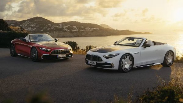 Купувачите на серията SL 680 Monogram имат почти неограничени възможности за боядисване, от които да избират, но ако не могат да решат, Mercedes е изготвил две подбрани опции. Има един с червено като основен цвят и друг с бяло. И в двата случая се използва черно за горната част, включително на капака. 

Добавянето на черно има за цел да имитира двуцветните покрития на боята, популяризирани в последните седани Maybach, но ефектът не е съвсем същият при SL, тъй като черното не се простира до калниците и колоните на покрива, както вторичният цвят прави при седаните.
