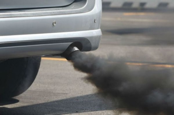 Абсолютно не е излишно да се провери работата на изпускателната система на автомобила, известно време след зареждането с гориво. Ако от ауспуха излиза черен дим (а преди такъв не е имало), тогава има всички причини да проверите гориво. Най-вероятно проблемът е именно в него и в бензина има много примеси, които "пушат&ldquo; по време на горенето.