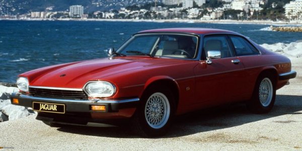 Разглеждайки луксозния Jaguar XJS, човек никога не би си помислил, че е толкова ненадежден. Шестцилиндровият двигател беше страхотен, а и колата също беше добра за шофиране. Тя бързо се превърна в класика и много фенове на марката, а не само те, продължават да й се радват до днес. Версия с V12 обаче се оказа катастрофа.

Двигателят беше ненадежден във всяко едно отношение. Той трябваше да се ремонтира или пренастройва в зависимост от това, колко големи са щетите по него. А това увеличава разходите по притежаване на такъв автомобили. И съответно отказа много хора от неговото придобиване.