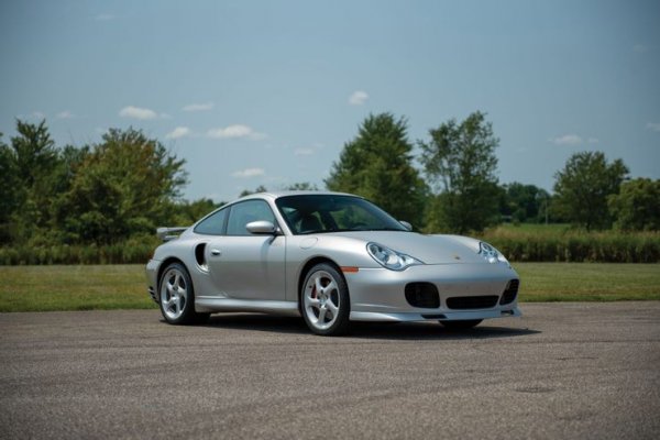 Porsche 996 се появи 1997 г., като предложи с обичайното за автомобилите на марката съвършенство. Колата беше страхотна за шофиране, а инженерните постижения са на обичайното топ-ниво. Това обаче не беше най-доброто Porsche, тъй като имаше сериозни проблеми с междинния лагер на задвижващия вал.

Той създаде много проблеми на двигатели и често се налагаха ремонти или негова замяна. А когато става въпрос за автомобил на Porsche, разходите в сервиза винаги са много високи. И това отказа много клиенти от закупуването на този автомобил. Те просто решиха да си спестят парите.