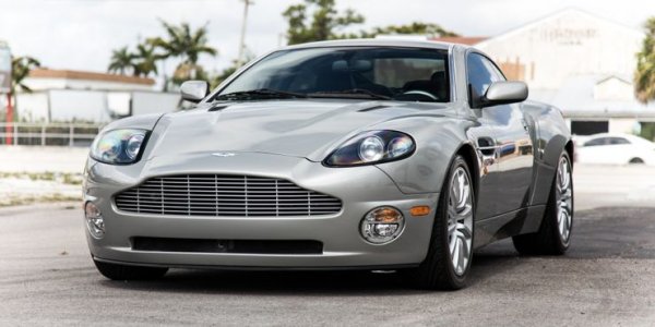 Aston Martin Vanquish излезе през 2002 г. и получи голямо внимание от страна на медиите. Колата се появи във филма "Не умирай днес" от поредицата за Джеймс Бонд, което гарантира маркетингов успех и събра голям интерес от страна на потребителите. бедата обаче беше, че нейната автоматична скоростна кутия просто беше лоша.

Автомобилът е много мощен благодарение на V12 двигателя под капака, но скоростната кутия не работи както трябва и това отблъсква дори най-големите фенове на марката. Две години по-късно се появи Vanquish S, при който бяха направени подобрения по скоростната кутия и клиентите най-после получиха колата, която искаха.