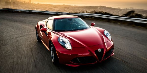 При появата си през 2014 г. Alfa Romeo 4C изглеждаше впечатляващо. Тя се предлагаше с 1,75-литров турбомотор с 4 цилиндъра, развиващ мощност от 237 к.с., което за толкова лека кола е напълно достатъчно. Проблемът обаче е в нейното управление.

Автомобилът предлага сериозно презавиване, което прави шофирането не толкова приятно, колкото се очаква да бъде. Всичко останало по колата беше на високо ниво, в това число надеждността и качеството, но проблемът с управлението просто съсипа този модел.