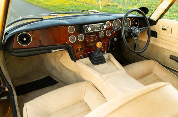 Оригиналният модел е построен на удължено шаси, като е създаден, заза се конкурира с Jaguar и Porsche. Той е един от символите на Lotus, въппеки че модификацията с два реда седалки и твърд покрив не постигна успех на пазара.