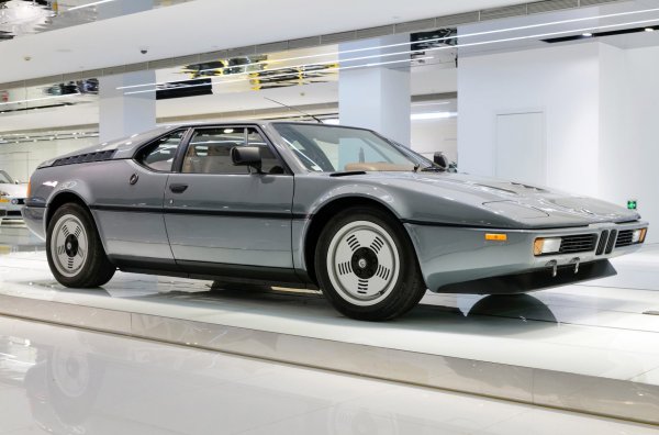 През миналата есен беше продадена и суперколата на основателя на подразделението BMW M. Двуврлатката е направена през 1989 г. специално за Йохен Неерпаш, но германецът я продава в средата на 80-те, за което по-късно съжалява. Той нарече раздялата с колата „една от най-големите грешки, които е правил“.