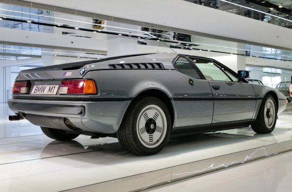 По време на продажбата пробегът на автомобила е почти 64 000 км. Водещите на търга не скриват, че колата има нужда от диагностика, тъй като дълго време е стояла неподвижна. Каросерията на М-ката е боядисана, но сиво-кафявият интериор остава непроменен.