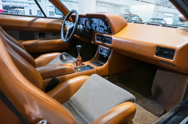 Автентичността се потвърждава от документи и от подписа на Неерпаш, положен преди 15 години. Под капака има 3,5-литров редов &bdquo;шестак&ldquo;, който развива 277 конски сили и 330 Нм, а петстепенна механична трансмисия ZF прехвърля тягата към задния мост.