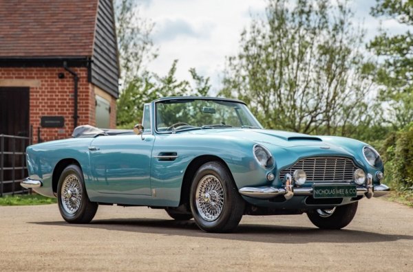 Миналото лято кабриолет, собственост на британска компания, беше обявен за продажба. Тази кола е принадлежала на Дейвид Браун, който придобива марката през 1947 г., като буквите DB, които все още се използват в обозначението на колите й, загатват за неговите инициали. 