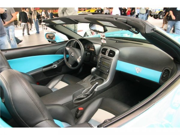 ...като керамичните спирачки, стереото с мощност 1000 вата, щраусовият кожен салон или силовият тунинг на двигателя, който предлагат n2a Motors