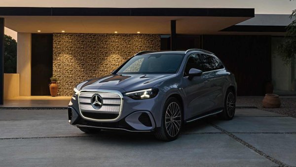 Списъкът започва с двойка автомобили от лагера на Mercedes-Benz. Новият GLC (на снимката) с технология EQ достига максимална мощност от 330 кВт и възстановява 300 км пробег за десет минути. От своя страна, новото електрическо CLA използва 800-волтова платформа и поддържа до 320 кВт, като пълни батерията от 10% до 80% за 22 минути.
