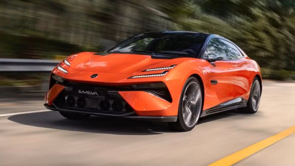 Тези два модела на Lotus споделят обща платформа и технически характеристики. Първият е ниският Emeya (на снимката). Той използва 800-волтова система, поддържа до 350 кВт мощност и се зарежда от 10% до 80% за едва 18 минути. Кросоувърът Eletre предлага практически идентични показатели, но изисква 20 минути за същия процент батерия. В замяна на това обаче, само за пет минути на станцията автомобилът осигурява 120 км допълнителен пробег.
