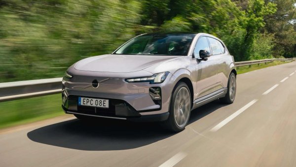 В челната тройка влиза Volvo с модела EX60. Електрическият SUV е сред най-новите попълнения на пазара в този списък. Автомобилът стъпва върху най-новата архитектура SPA3, използва 800-волтова система и при върховите си версии достига мощност на зареждане до 370 кВт. Модификациите P6 и P10 изискват едва 16 минути за презареждане от 10% до 80%. На топ версията P12, оборудвана с батерия със 112 кВтч капацитет, са и необходими около 19 минути за същата процедура.
