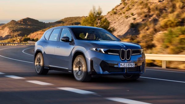 Новото BMW iX3, което използва платформата Neue Klasse с 800-волтова архитектура, също е лидер в класацията. Благодарение на своите батерии от шесто поколение, кросоувърът поддържа мощност до 400 кВт на ултрабързи зарядни станции. Версията iX3 50 xDrive възстановява около 300 км пробег за едва десет минути, а зареждането от 10% до 80% отнема само 21 минути. Моделът разполага с голяма батерия с полезен капацитет от 108.7 кВтч, която осигурява пробег до 700 км по каталожни данни.

