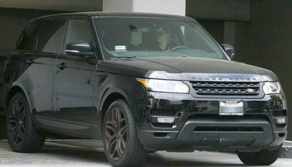 Всъдеходът често е критикуван заради сложната информационно-развлекателна система и големите разходи по поддръжата му, това е един от най-добрите модели за офроуд на пазара съм момента. 

Деп дори не можа да се порадва на този автомобил, тъй като той заедно с един Ford Mustang бяха присъдени на бившата му съпруга Амбър Хърд при развода. Тя получи общо 7 млн. долара, като струващият 170 000 долара всъдеход беше допълнение към тази сума.