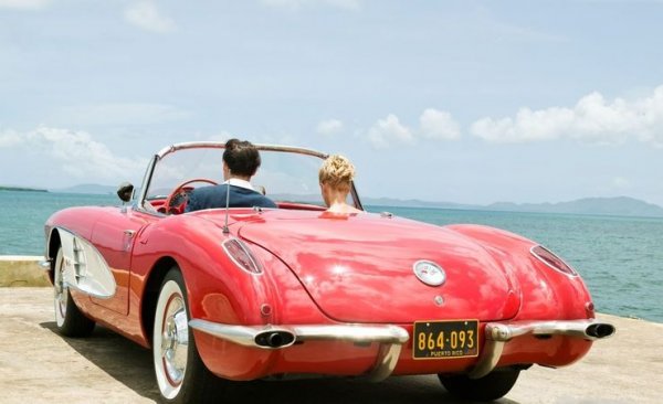 Ретро-колата е като най-добрите вина - червена на цвят и става все по-скъпа с времето. Този C1 е направен от специален материал, съчетаващ стъклопласт и пластмаса, благодарение на които е 2 пъти по-лек от идентична машина със стоманена каросерия. Това е и една от любимите коли на актьора, който я кара във всеки удобен момент.