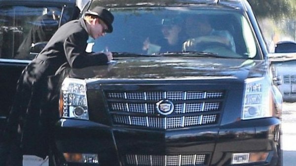 Подобно на много знаменитости от Холивуд актьорът също разполага с голям SUV, като изборът му не е изненадващ. Cadillac Escalade осигурява лукс, пространство и комфорт, както и впечатляваш дизайн. За Деп това е една от предпочитаните машини за пътуване, като той се сдобива с него по време на снимките на "Карибски пирати: В непознати води".

Джони плаща 100 000 долара, за да се сдобие с версията с най-богато оборудване, която се задвижва от 5,3-литров V8 с 295 конски сили.