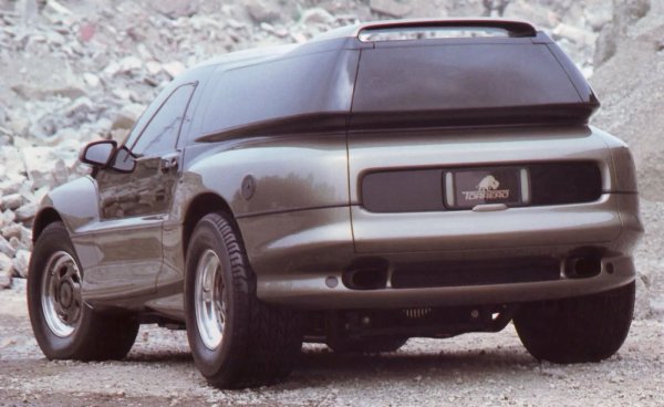 Въобще, Torrero напомнял на резултат от ожесточен двубой между дизайнери и инженери, които се борели да доставят максимално добри решения. И докато първите се справили отлично, то и вторите имали какво да покажат с техническата част: под релефния капак бил поставен чудовищен 8,1-литров V8 с 532 конски сили. Което направило всъдехода мощен, колкото суперколите в онези години като Ferrari F40 и Porsche 959. Както и доста бърз &ndash; с максимална скорост от 240 км/ч.