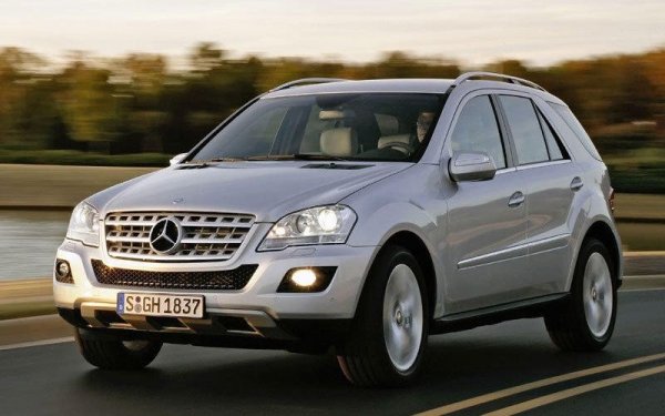 Обикновено разглеждаме поотделно моделите, които носят различни имена за различните поколения (като GLK и GLC например). Но при ML и GLE Mercedes смени названието в средата на третата генерация, така че ще направим изключение. Миналата година интересът към SUV модела от Щутгарт отбеляза рекорден ръст и дори прогнозирахме, че скоро ML ще влезе в Топ 10. Но сега клиентите явно са охладнели - цели 34% спад на годишна база. 
