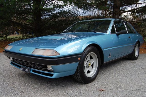 През 1983 година Джагър заедно с Уаймън и Ричардс си купуват еднакви коли &ndash; Ferrari 400i. От този модел са произведени само 500 бройки, като певецът се разделя със своята само няколко години по-късно. През 2016 година автомобилът беше продаден на търг, като новият му собственик е колекционер от САЩ.